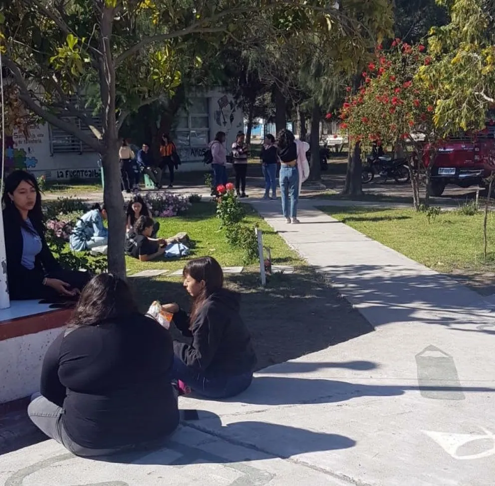 Anualmente 700 estudiantes son beneficiados por esta política pública que ejecuta la institución.
