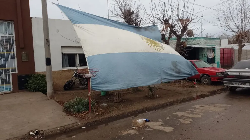 Le robaron una bandera que era un símbolo en el barrio: "Rastrero hijo de puta, no la vas a poder usar"