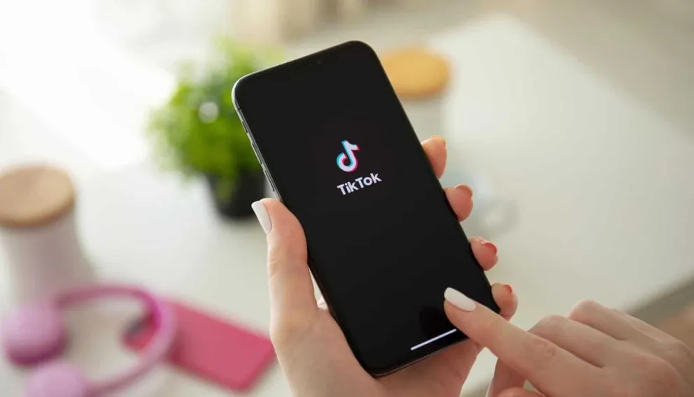 Un informe muestra la preferencia de usuarios a la hora de informarse: TikTok, el elegido