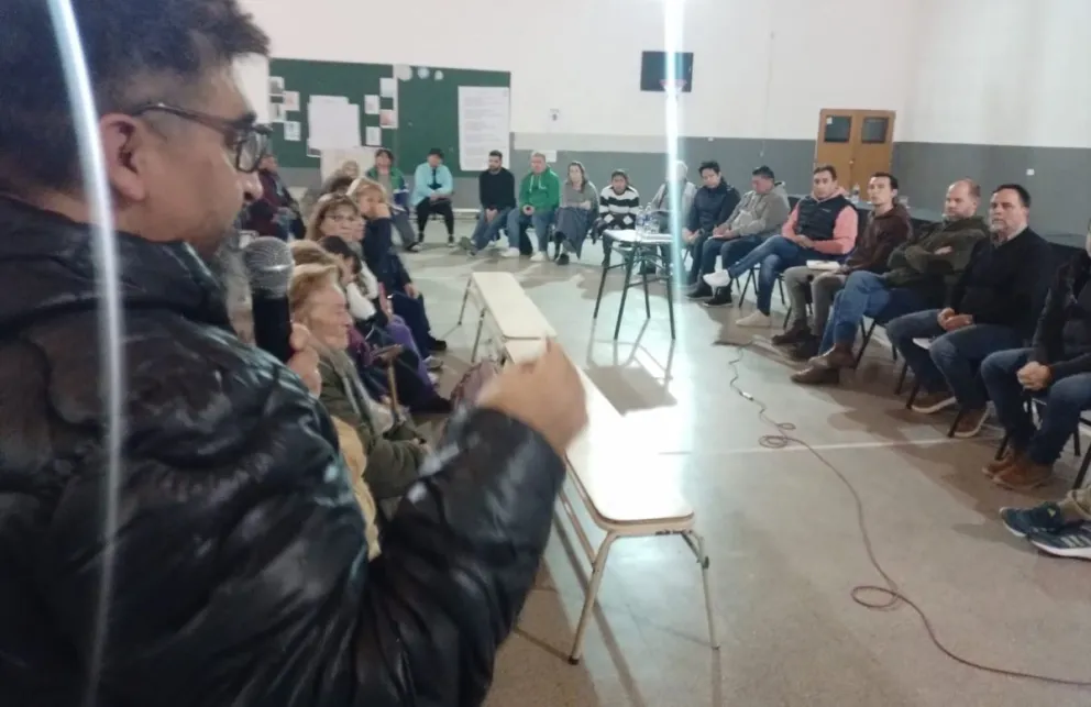 Vecinos del barrio Zatti se hacen escuchar: hicieron una asamblea y participó el Intendente