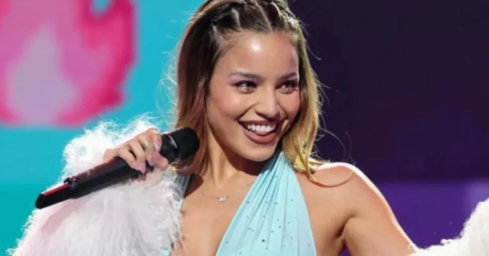 Revelan fotos entrañables de Emilia Mernes