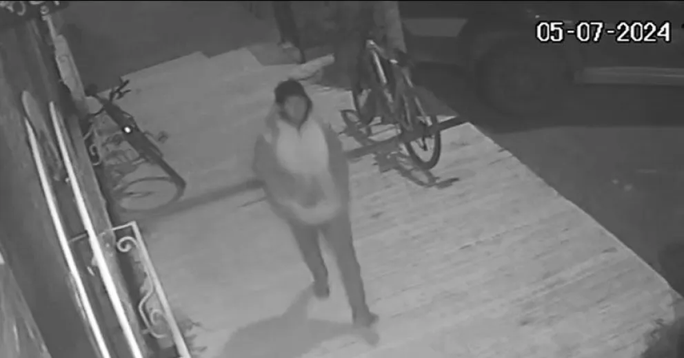 Robó una bicicleta afuera de un comercio en Viedma y quedó grabado