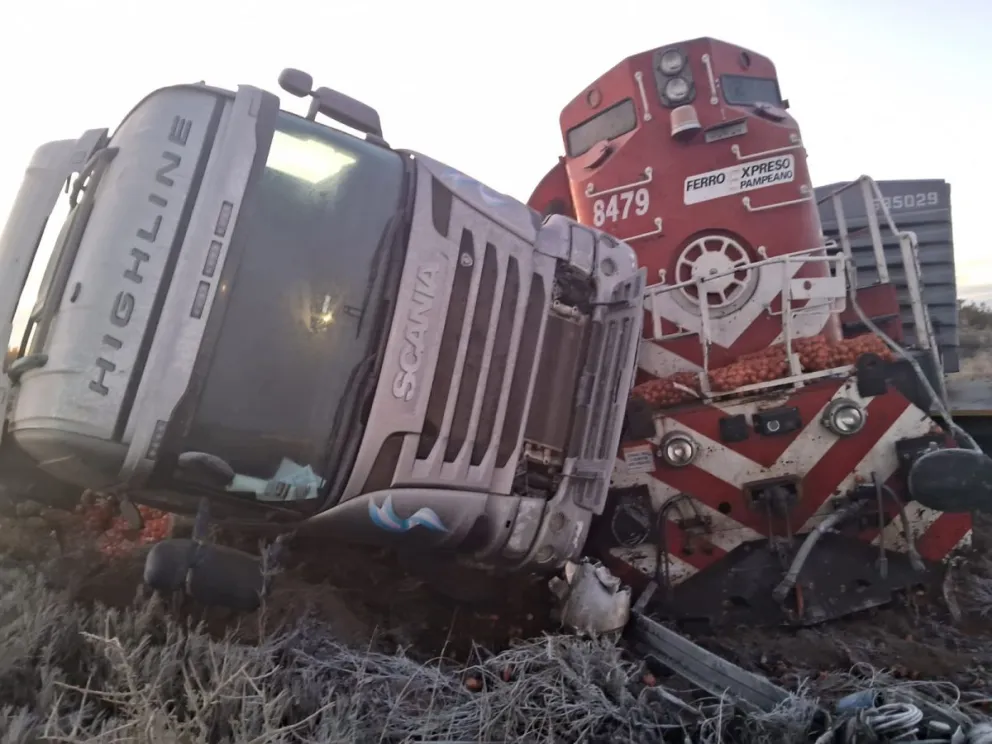 Impactante choque entre un tren y un camión 