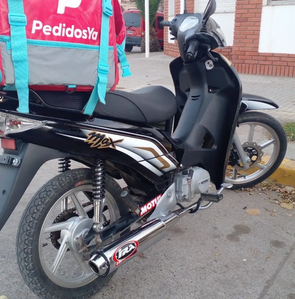 Joven repartidor ruega por la devolución de moto robada