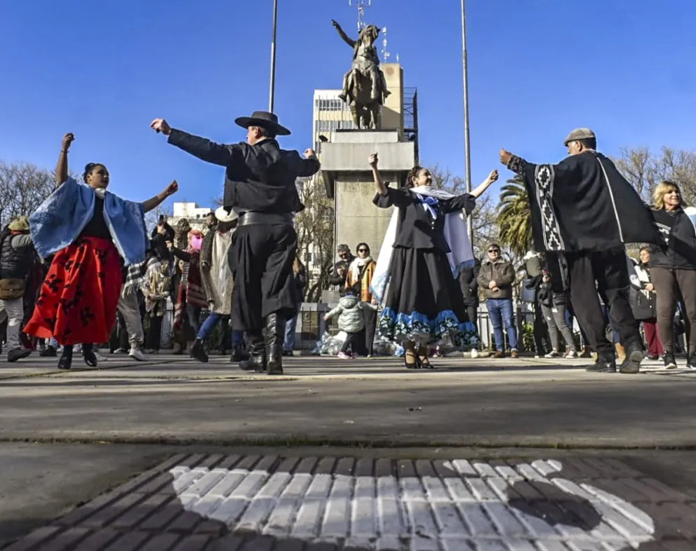 Viedma disfrutó de una dosis de Pericón en la plaza San Martín