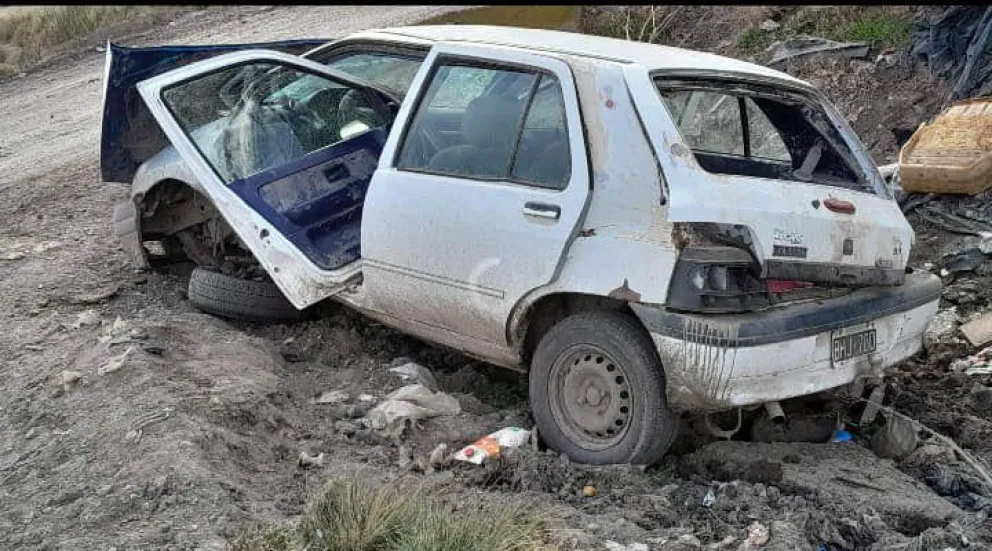 Quedó develado el misterio del Clio abandonado en la periferia de la ciudad