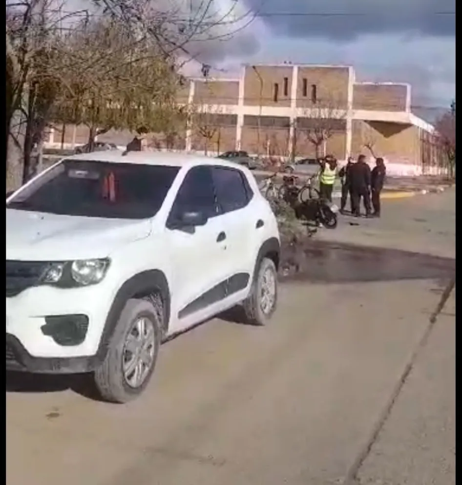Se produjo un doble choque en la misma intersección y un accidentado reaccionó con violencia: "Me amenazó de muerte"