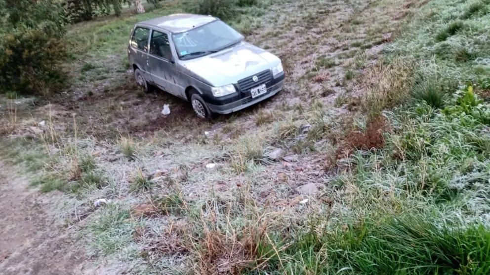 Dos bomberos se salvaron de milagro cerca de Viedma: por el hielo en el asfalto terminaron en la banquina 