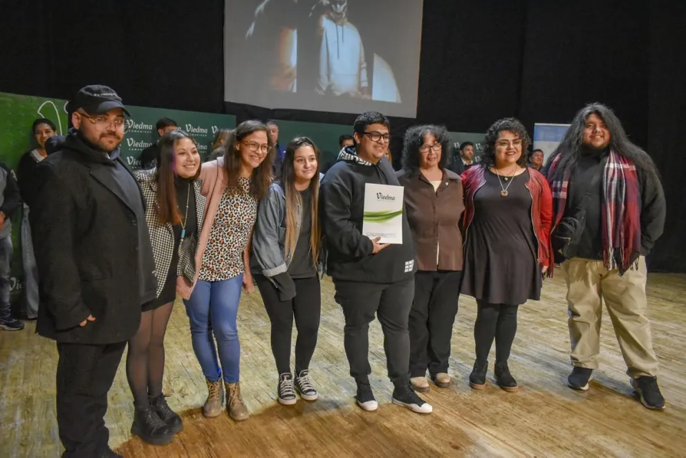 Vecinos que terminaron su capacitación de una edición anterior y recibieron su diploma.