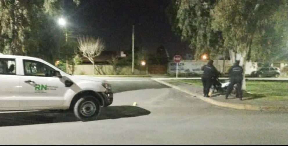Un motociclista terminó su carrera contra un árbol