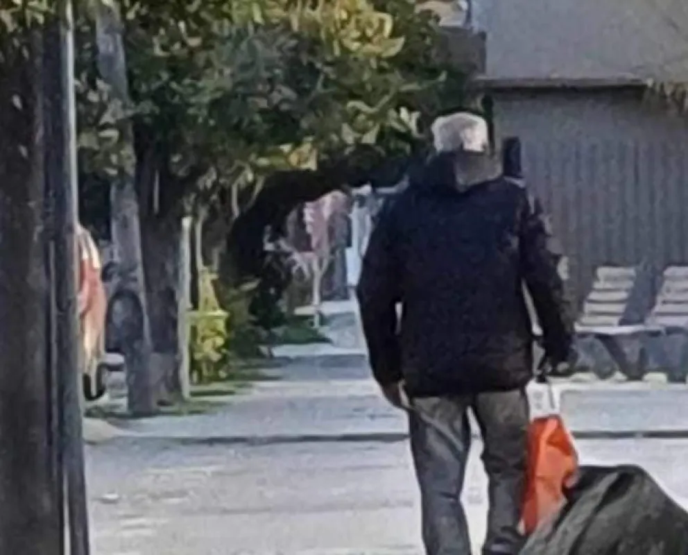 Escándalo en la costanera: "fotógrafo" sospechoso acecha a jóvenes