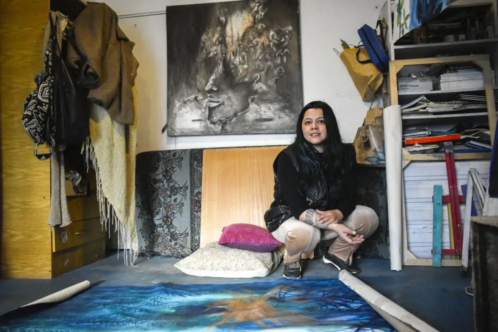 La multifacética artista plástica que fusiona retratos con simbolismo natural