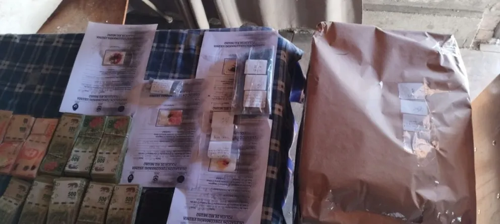 Más de una decena de allanamientos en Viedma derivó en el secuestro de plata, armas y drogas