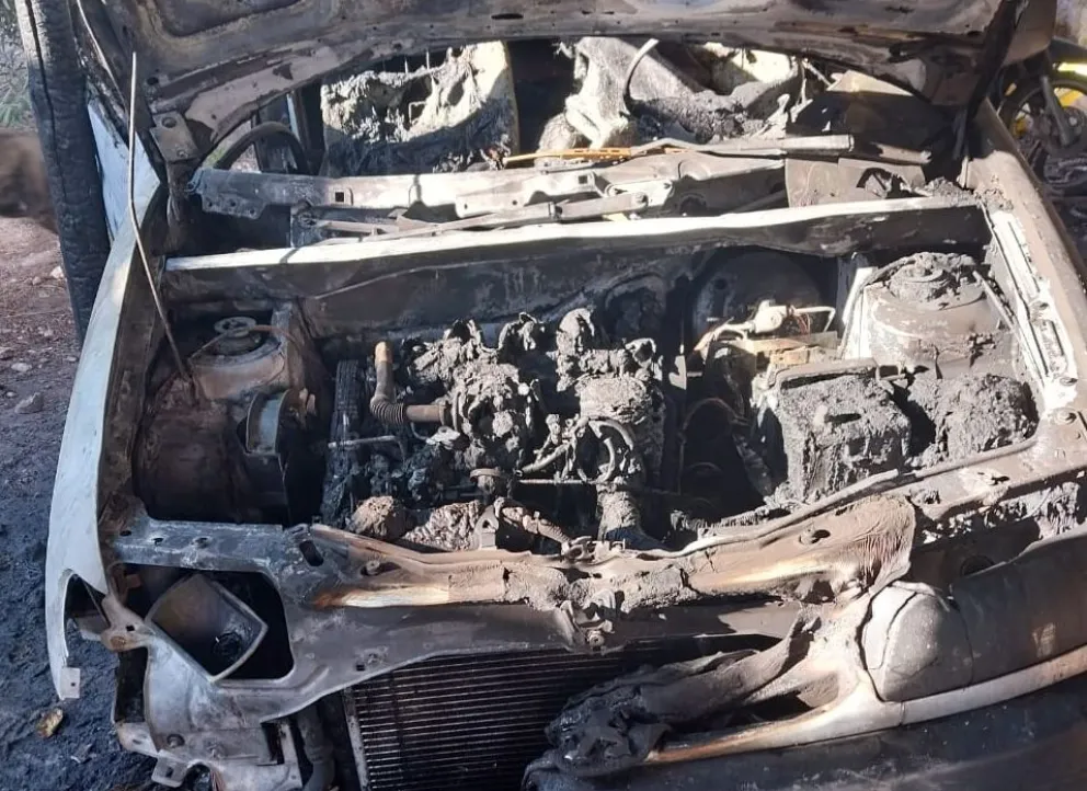 Una camioneta aparece quemada y sospechan de un incendio intencional