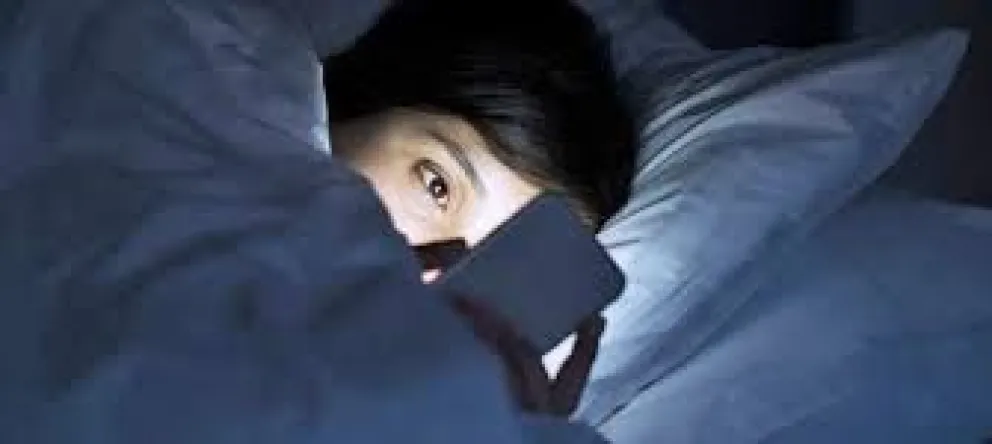 Qué es el vamping, un hábito que perjudica el buen descanso