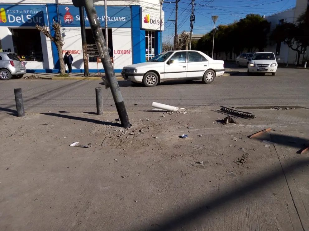 Violenta colisión, un semáforo maltrecho y una causa con final abierto