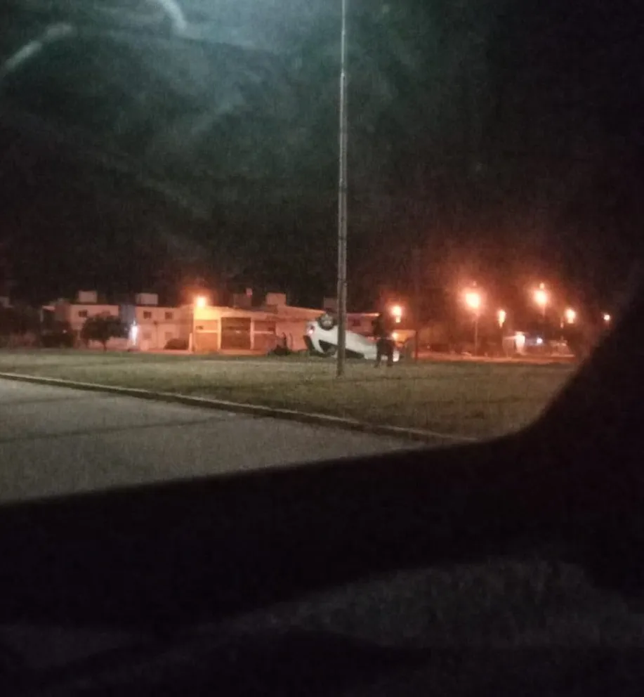 Misterioso vuelco en la rotonda del barrio San Roque