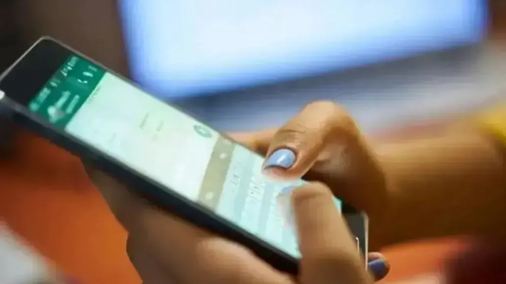 Persona utilizando el teléfono celular.