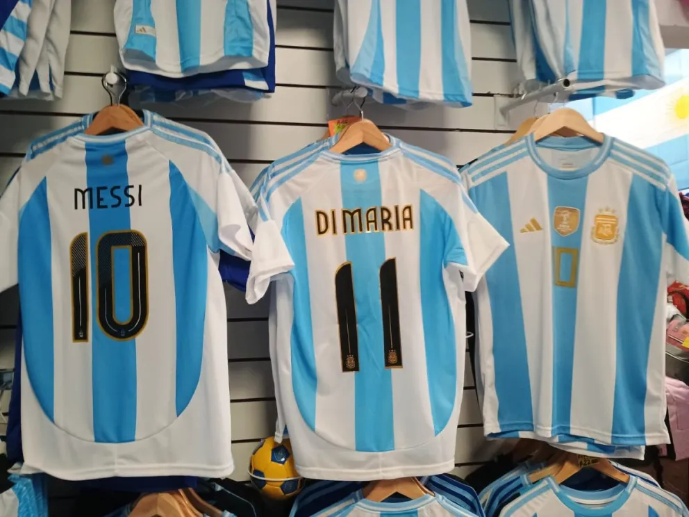 ¿Cuánto cuestan las camisetas del bicampeón?: precios en Viedma