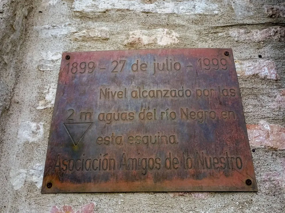 La marca hasta donde subió el agua en la ciudad a fines del siglo XIX. Foto NoticiasNet (archivo).