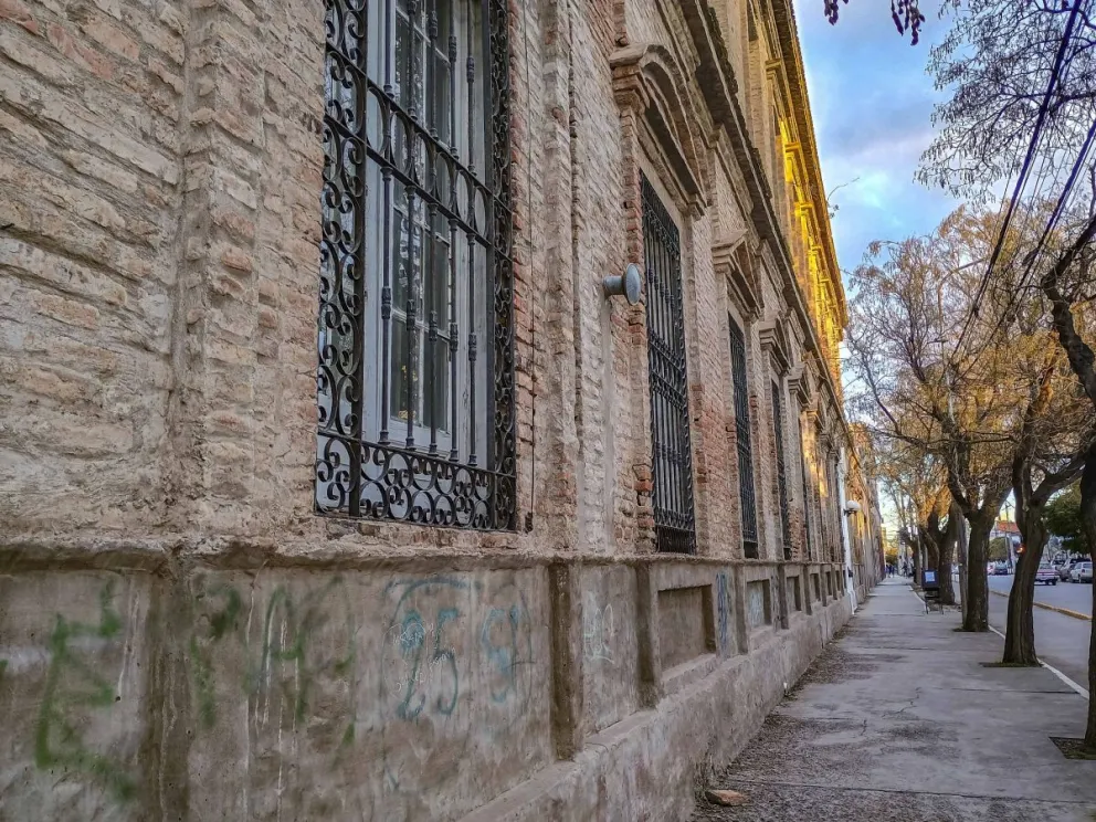 El edificio salesiano resistió al avance de las aguas y sirvió como centro para comandar la ayuda. (Vanesa Schwemmler)