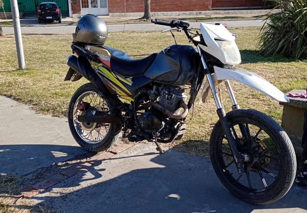 Le cortaron las piernas a un delivery tras robarle su moto 