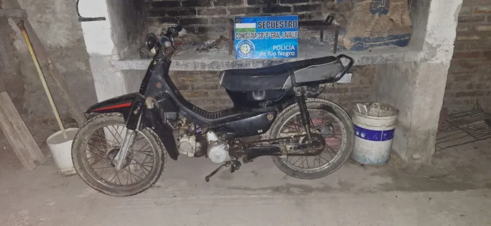 Andaba sin luces en la ciudad y luego comprobaron que tenía una moto robada