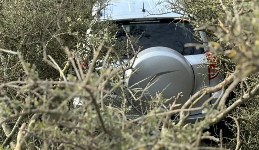 Un viedmense tuvo un accidente y se metió en el monte con la camioneta