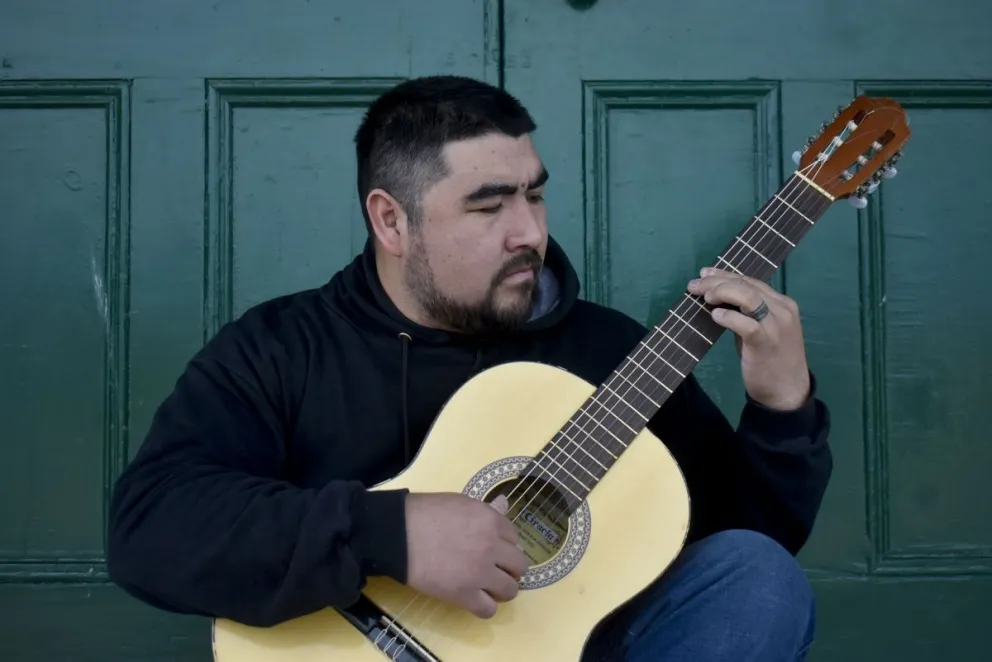 Mario Silva: la música es su pasión y la guitarra su instrumento 
