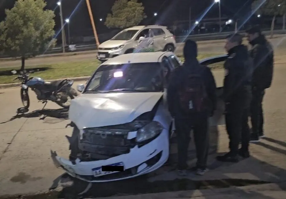 Fuerte choque entre dos vehículos que circulaban en el mismo sentido en Patagones: los detalles 
