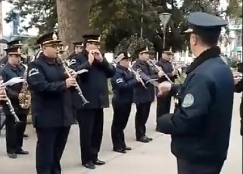 De manera sorpresiva, la banda de la Policía de Río Negro homenajeó a la Selección Argentina en Viedma 