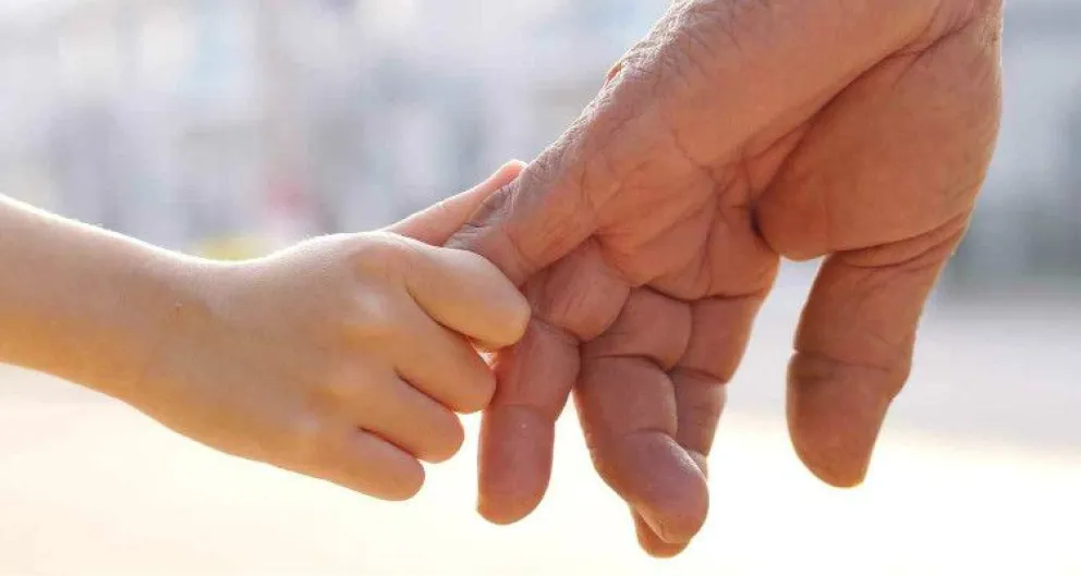 La mamá de una niña falleció y acuerdan delegar la responsabilidad parental en la abuela