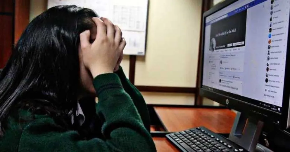 Una viedmense denunció la usurpación de su identidad virtual: sospechó de su ex pareja
