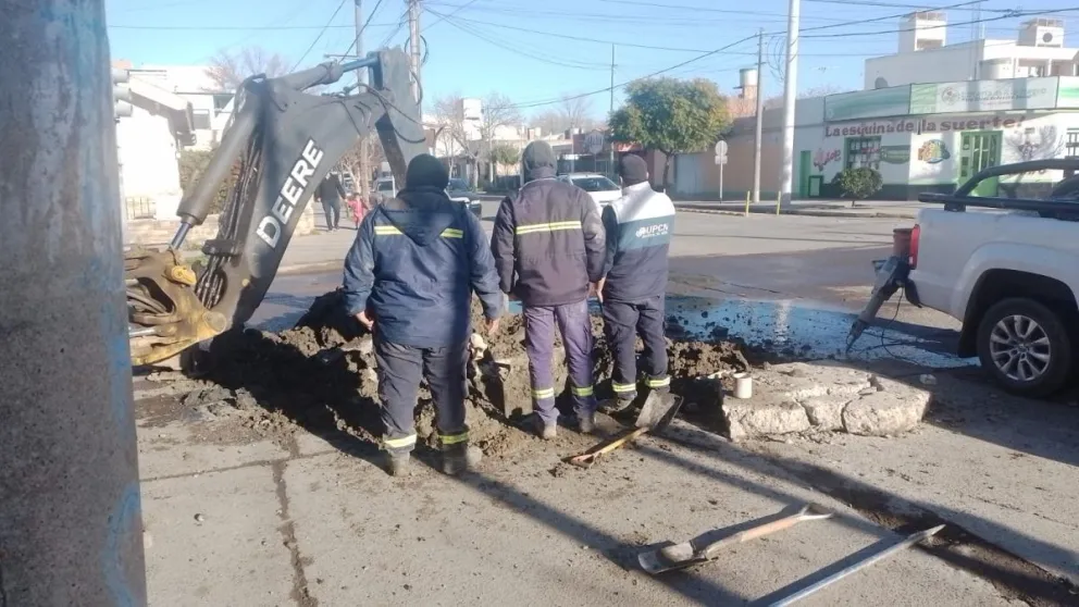 Aguas Rionegrinas trabaja en una pérdida de agua en Belgrano y Brown