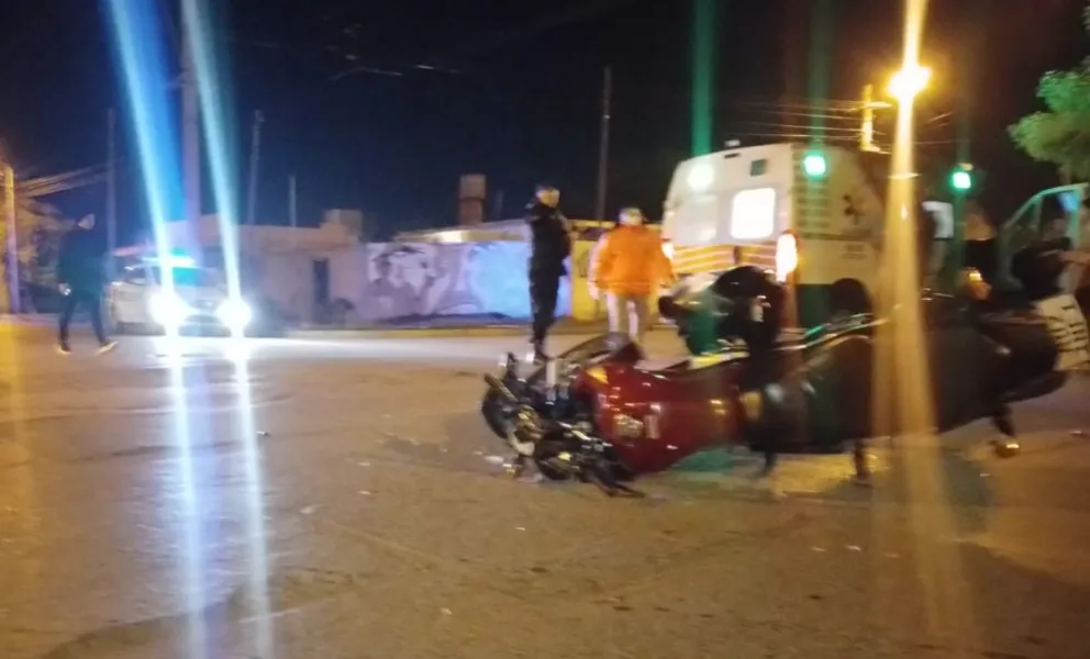 Un joven motociclista terminó en el hospital y un taxista discutiendo con testigos