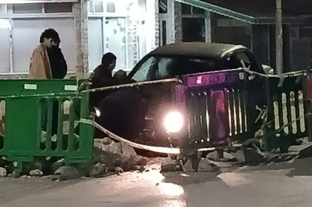 Quedó ciego y se tragó un pozo en la madrugada viedmense
