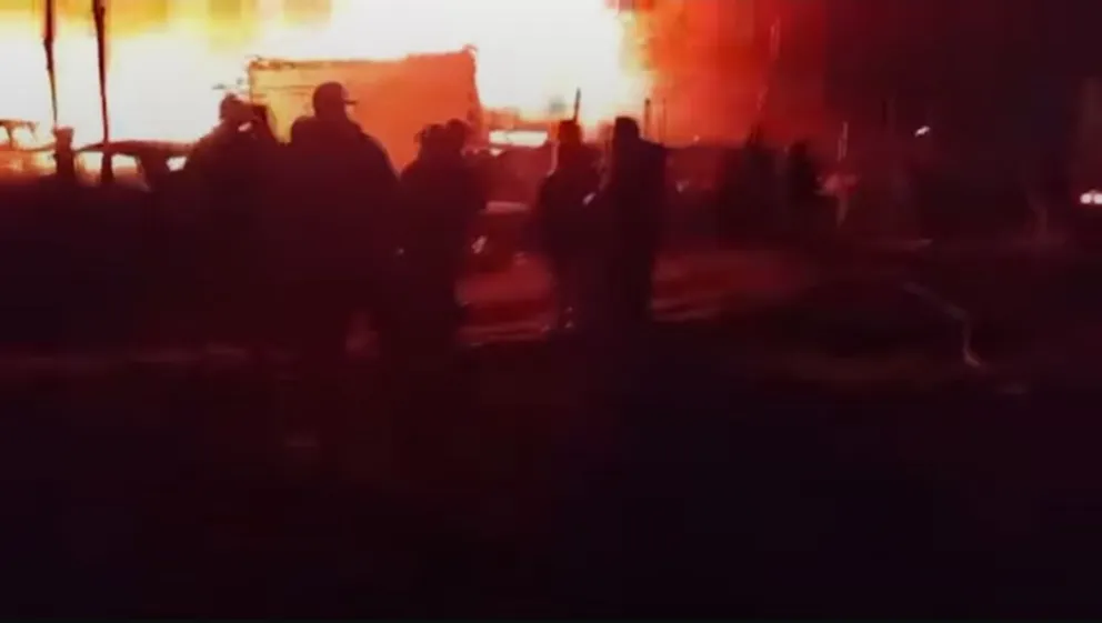 Desesperación absoluta por el incendio de casillas: los bomberos se quedaron sin agua
