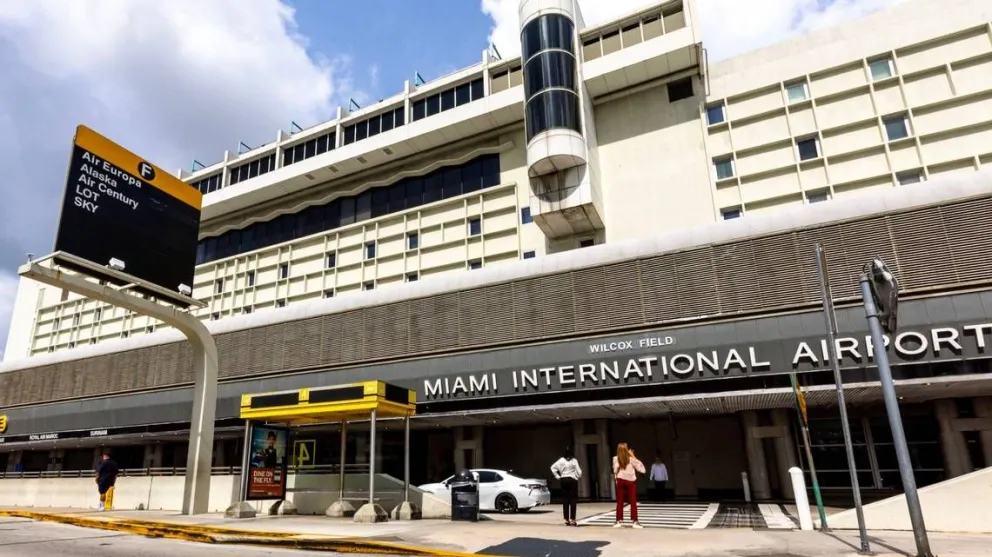 Aeropuerto de Miami: un hombre acuchilló a una mujer y tuvieron que evacuar el lugar