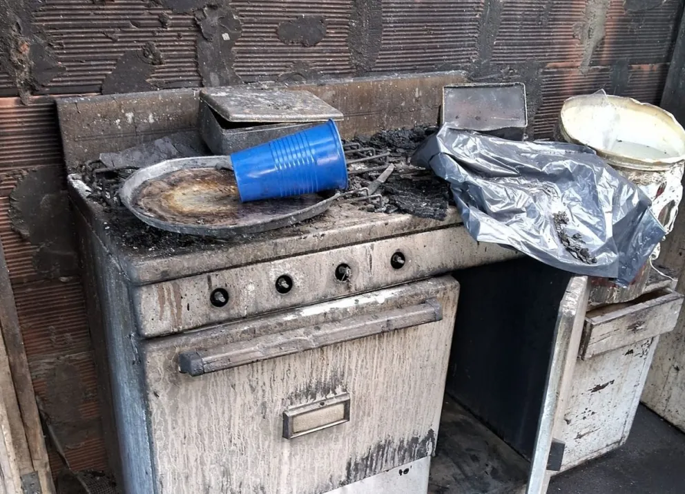 Lanzan una campaña para una familia que quedó con lo puesto tras un incendio