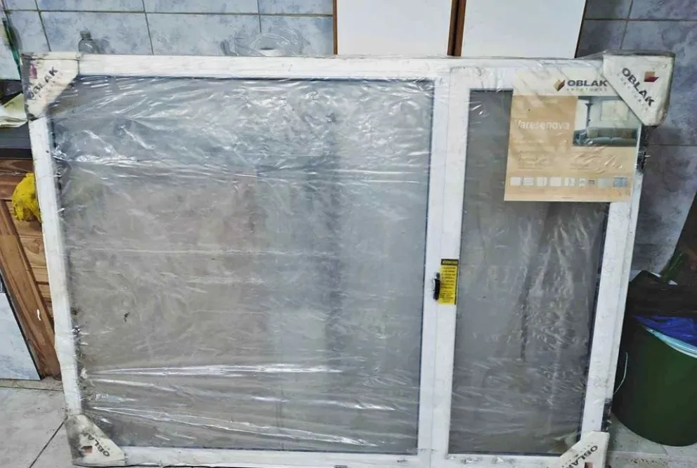 Compró ventanas por Internet y le llegaron hechas trizas: la Justicia le dio un martillazo a la empresa transportista