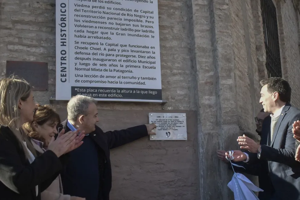 Recordatorio de la marca que tuvo el agua en la Manzana Histórica.