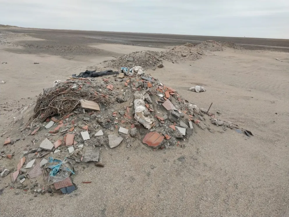 Aclaran controversia por escombros en las playas de El Cóndor