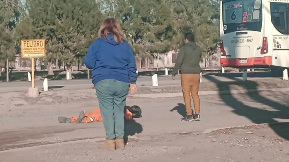 Un motociclista grave al ser atropellado por un colectivo