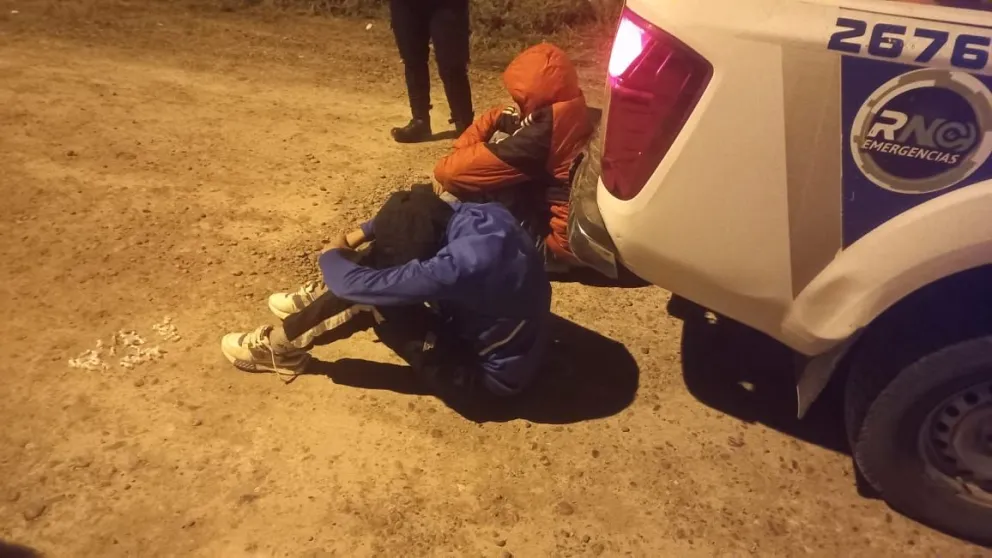 Atraparon a un menor y a un jovencito con 40 envoltorios de cocaína