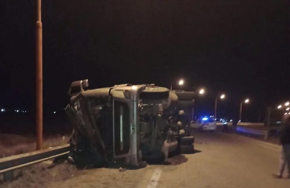 Un camión vuelca y peligran las extremidades de los ocupantes