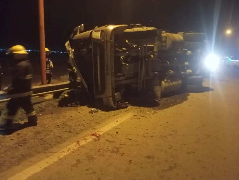 Le amputaron un pie a la acompañante del camión que volcó en la rotonda de San Antonio Oeste