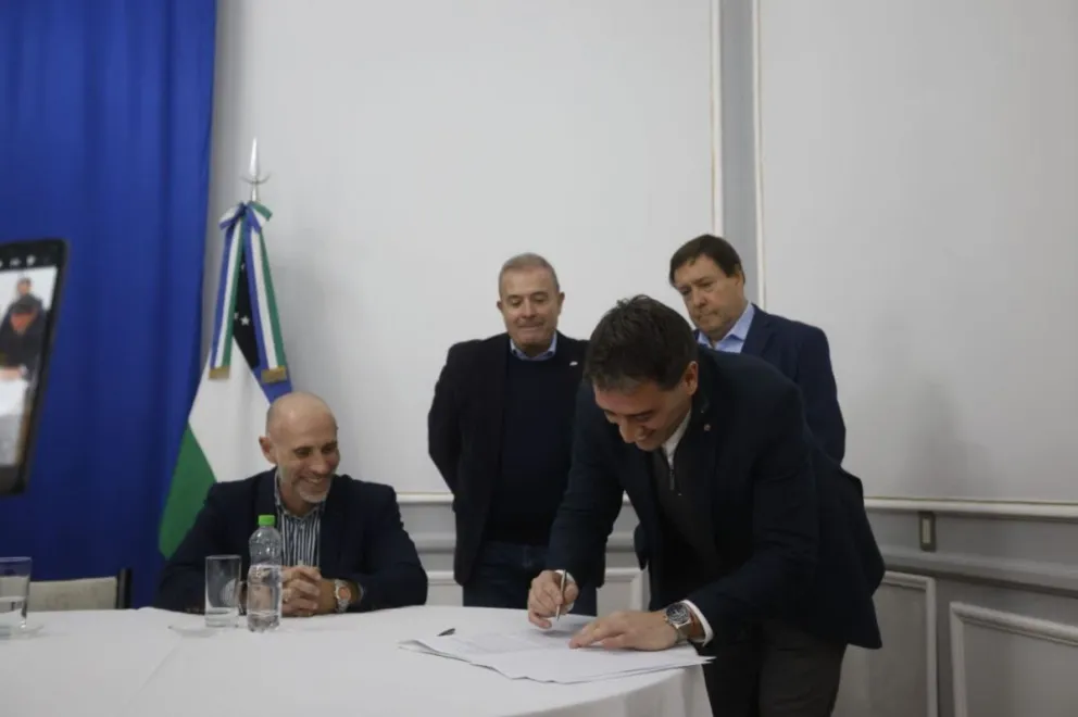 Marcos Castro, estampando la firma en el convenio 