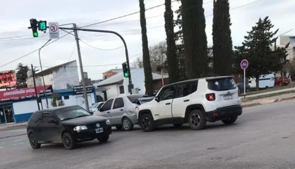 Mucho ruido de chapas destrozadas en un choque en medio de la onda verde