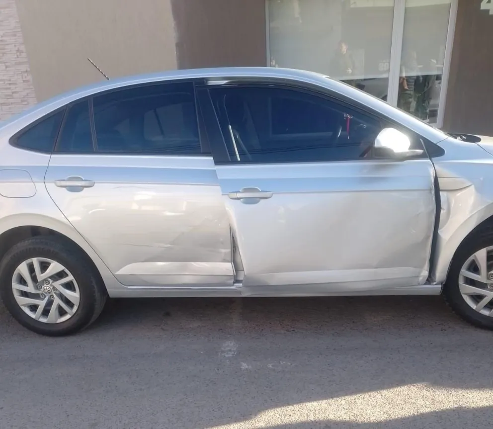 Estacionó en doble fila, bajó el acompañante y lo atropellaron