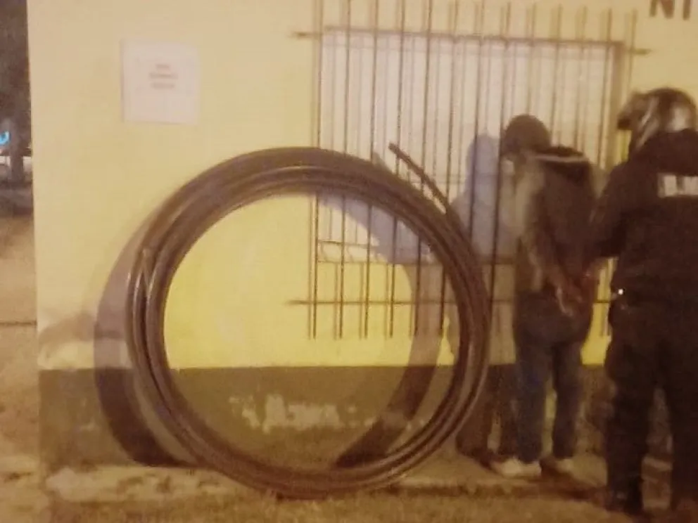 Saltó el cerco de un corralón, robó una manguera y lo atraparon a las pocas cuadras